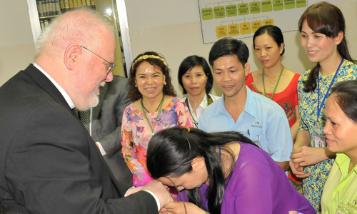 Kardinal Marx besucht Open Factory von Tatonka in Vietnam 04