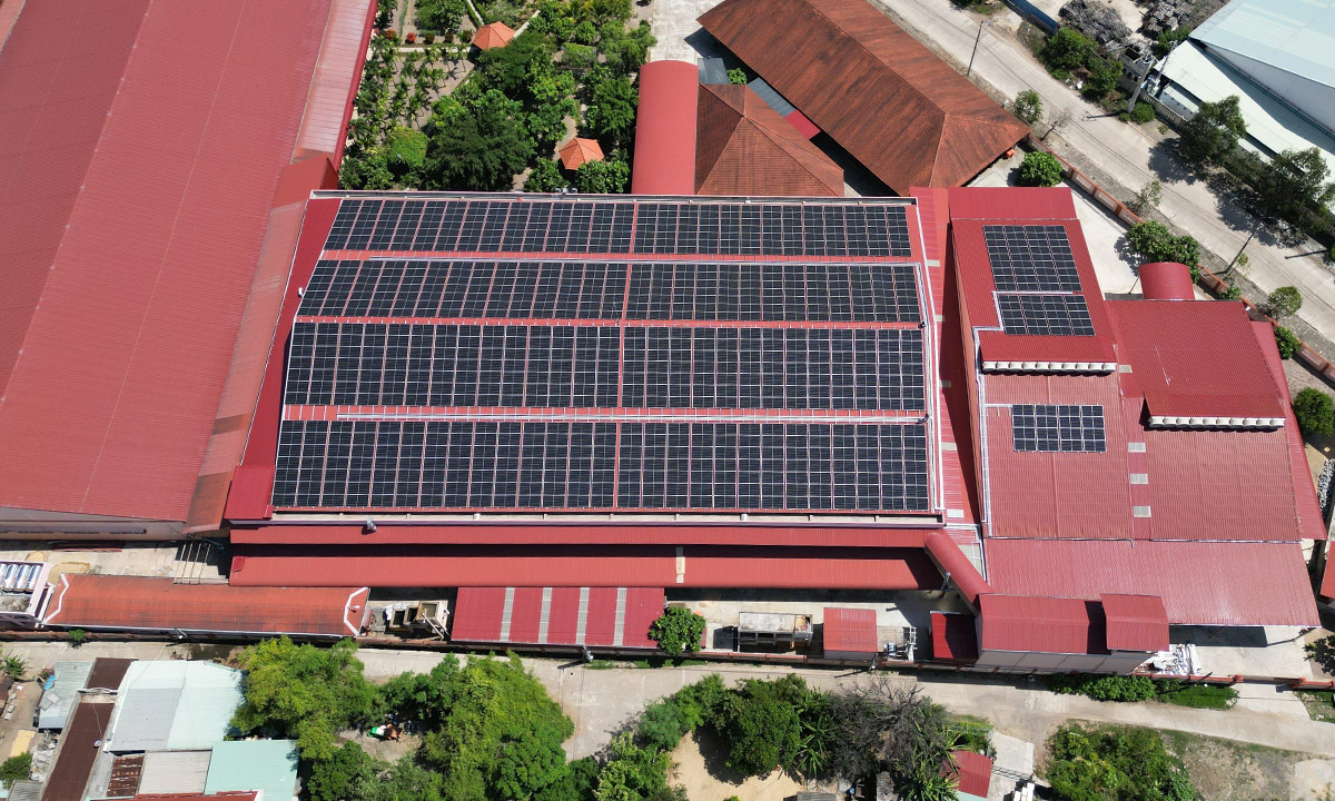 Inbetriebnahme einer Fotovoltaik-Anlage - In der Fertigung in Binh Dinh wird eine Fotovoltaik-Anlage mit 550 kWp in Betrieb genommen. Der erzeugte Strom wird sofort verbraucht und deckt etwa 65% des täglichen Bedarfs der gesamten Produktion.