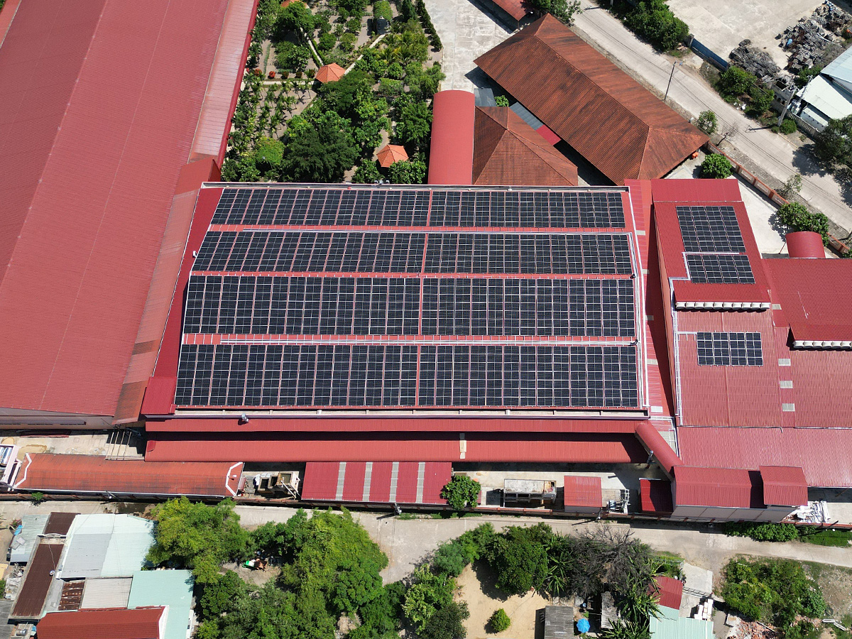 Inbetriebnahme einer Fotovoltaik-Anlage - In der Fertigung in Binh Dinh wird eine Fotovoltaik-Anlage mit 550 kWp in Betrieb genommen. Der erzeugte Strom wird sofort verbraucht und deckt etwa 65% des täglichen Bedarfs der gesamten Produktion.